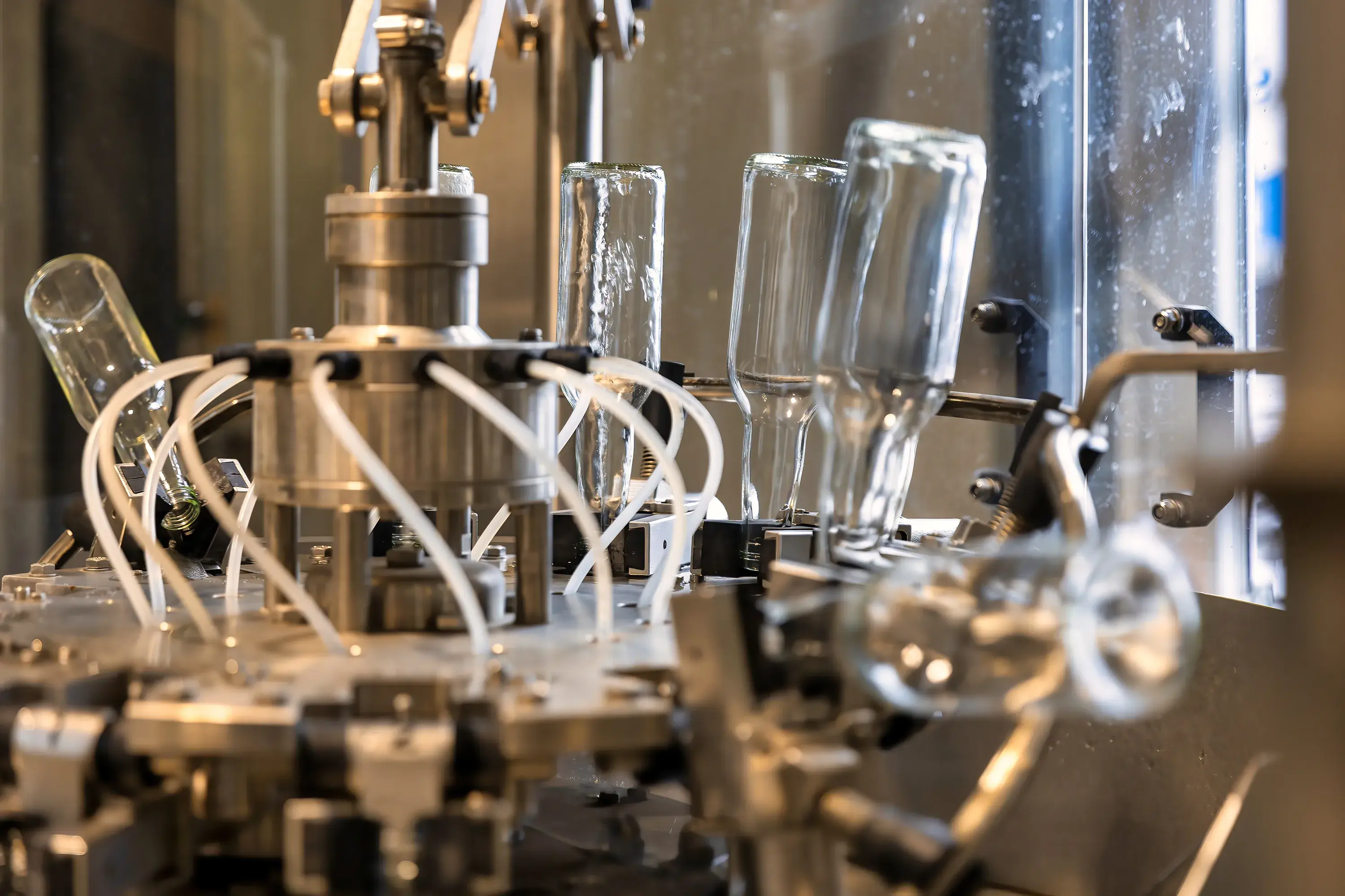 Automatisierte Flaschenreinigung in der bimalo Lohnabfüllung vor der Befüllung mit Saft oder Bier.