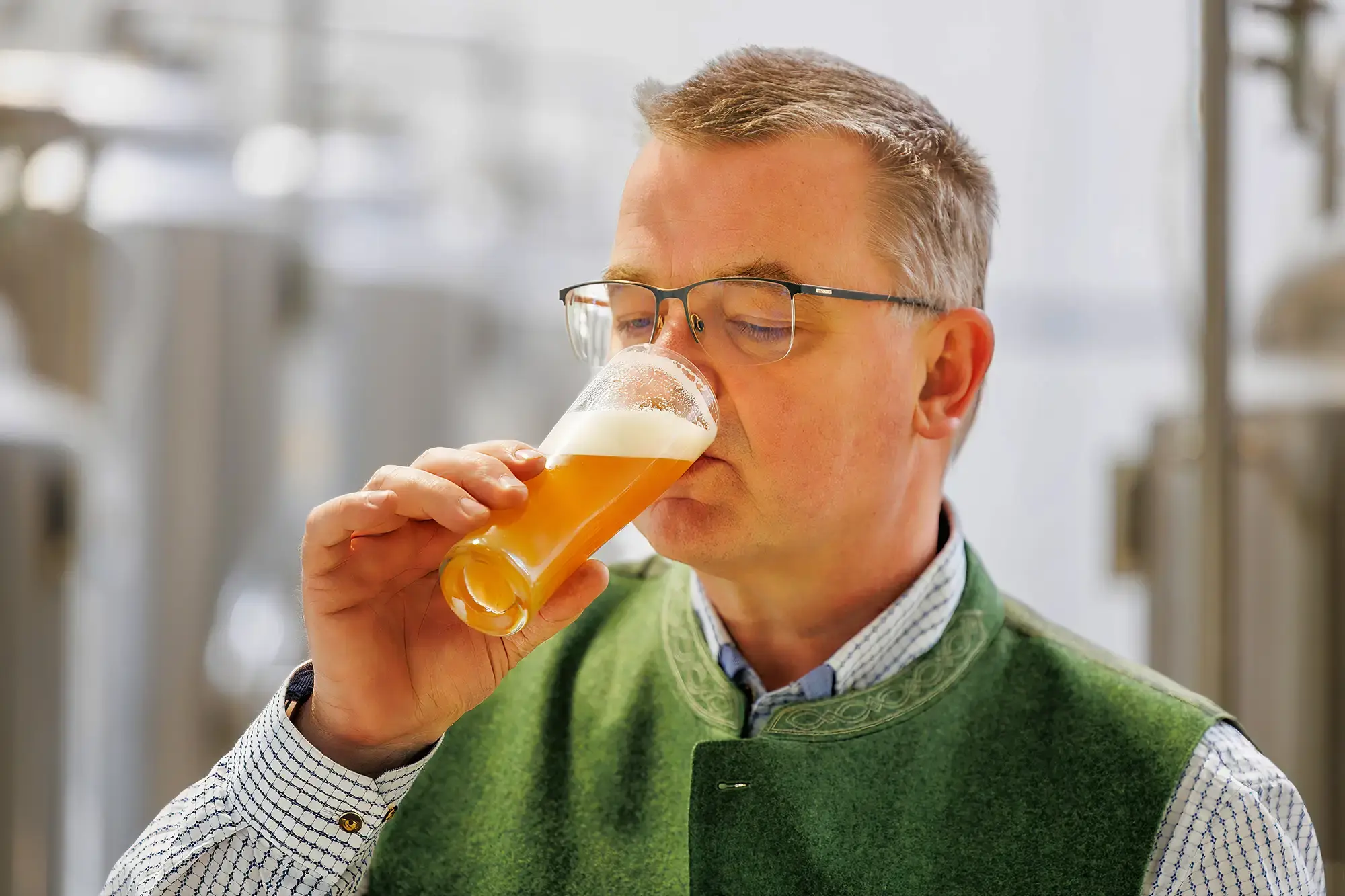 Robert Kreuzmayr: "Unser Wolfsegger Bier – ehrliches Handwerk, das man schmeckt." Ing. Robert Kreuzmayr, Chef der Brauerei Wolfsegg, trinkt ein Glas seines frisch gezapften, naturtrüben Wolfsegger Bieres.