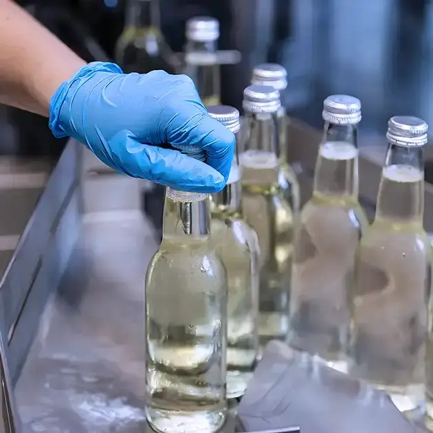 Vom Rohstoff zum Markterfolg: Wir begleiten dich ganzheitlich zum fertigen Getränk. Eine Palette mit fertig gefüllten, verschlossenen und etikettierten Flaschen, das Ergebnis der ganzheitlichen Begleitung bei bimalo.