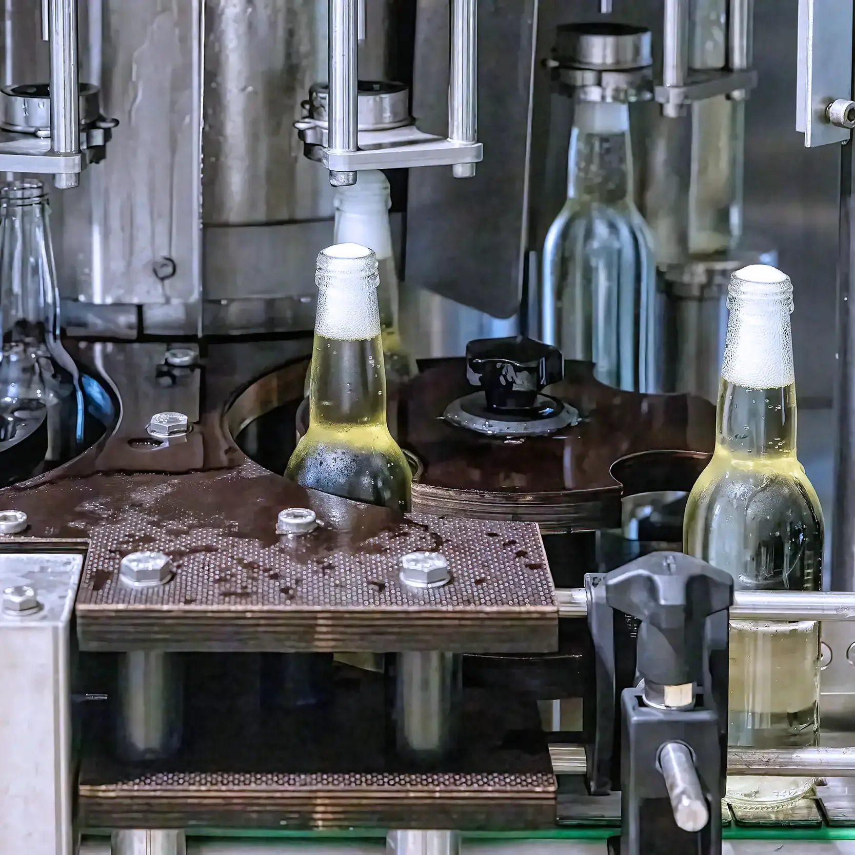 Strenge Qualitätskontrolle und Überwachung der Abfüllparameter bei bimalo für höchste Standards in der Lohnabfüllung.