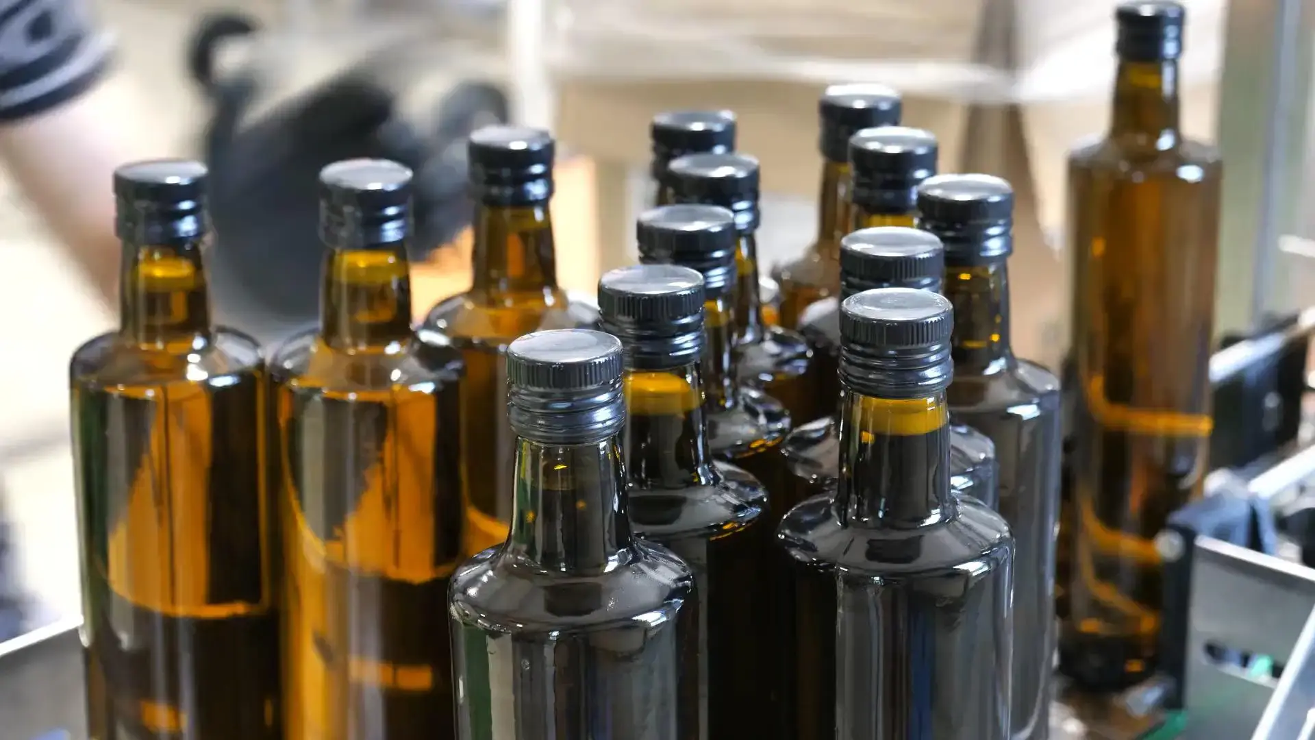 Braune Glasflaschen auf der Abfüllanlage, ideal für flexible Chargengrößen und handwerkliche Spezialitäten bei bimalo.
