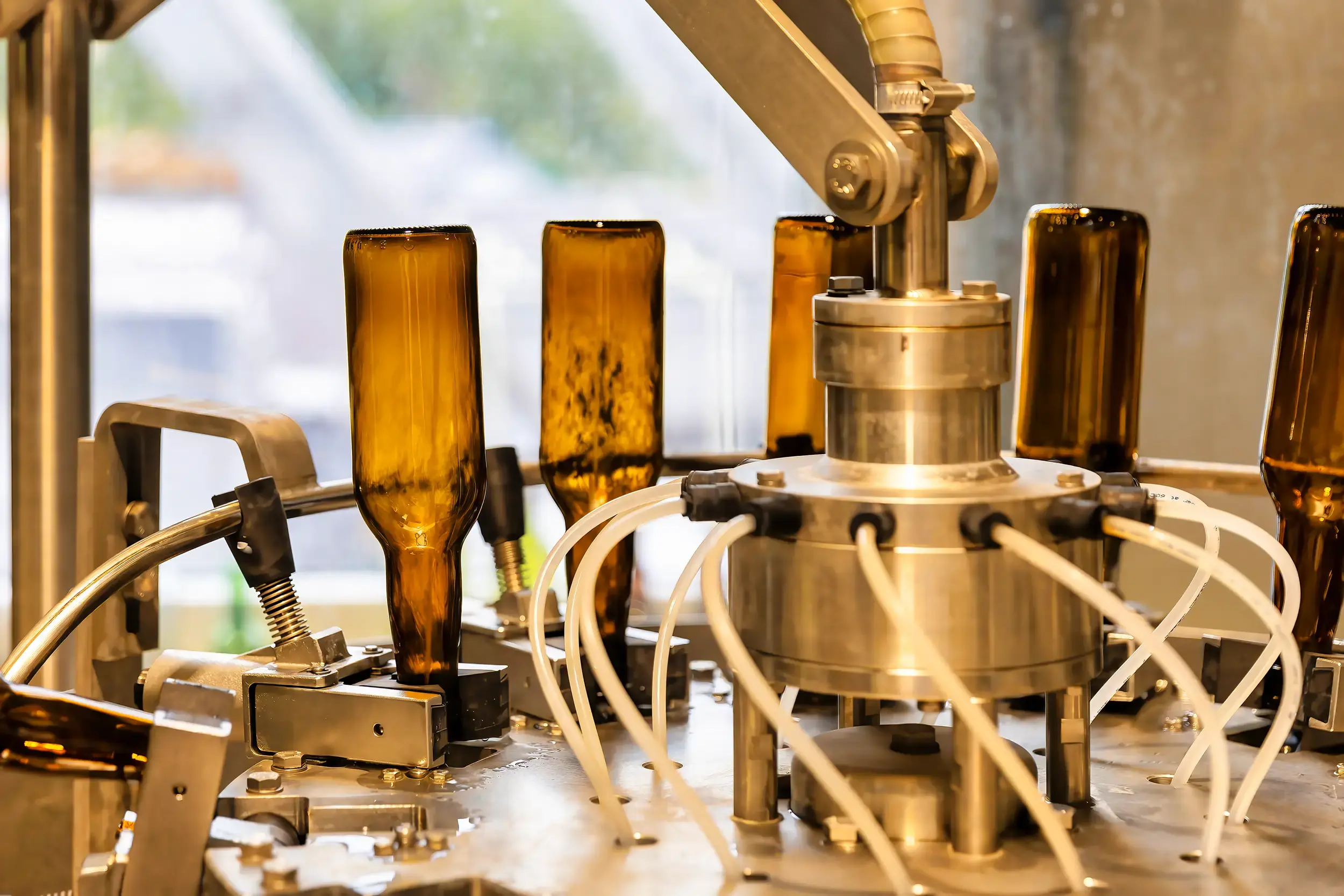Reinheit an erster Stelle: Gründliche Flaschenwäsche für Ihr eigenes Bier. Professionelle Reinigung von Glasflaschen in der Flaschenwaschanlage der Brauerei Wolfsegg für maximale Hygiene bei der Lohnbrauung.