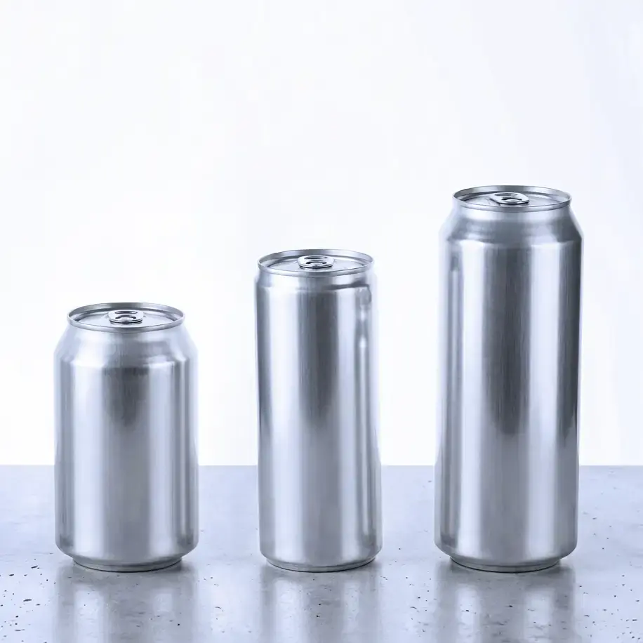 Gereinigte, leere Aluminium-Getränkedosen bei bimalo: Einordnung von 330ml Sleek-Dose, 330ml Standard-Dose, 440ml Standard-Dose und 500ml Standard-Dose nebeneinander.
