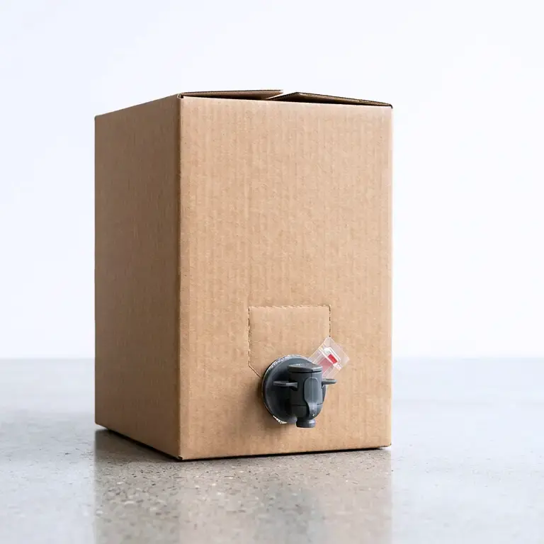 Professionelle Großgebinde-Lösungen bei bimalo: Modernes Bag-in-Box System (10 Liter) und industrielles Bag-in-Drum (220 Liter) nebeneinander dargestellt.